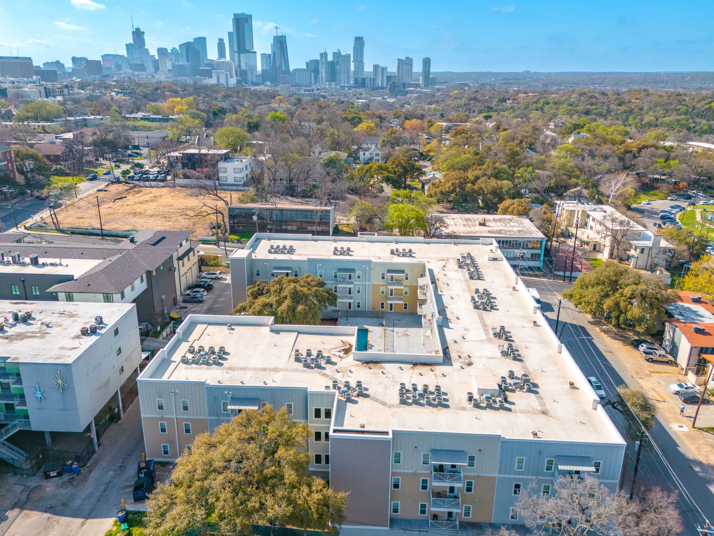 24-longview-apartments-near-university-of-texas-at-austin-aerial-view-austin-skyline