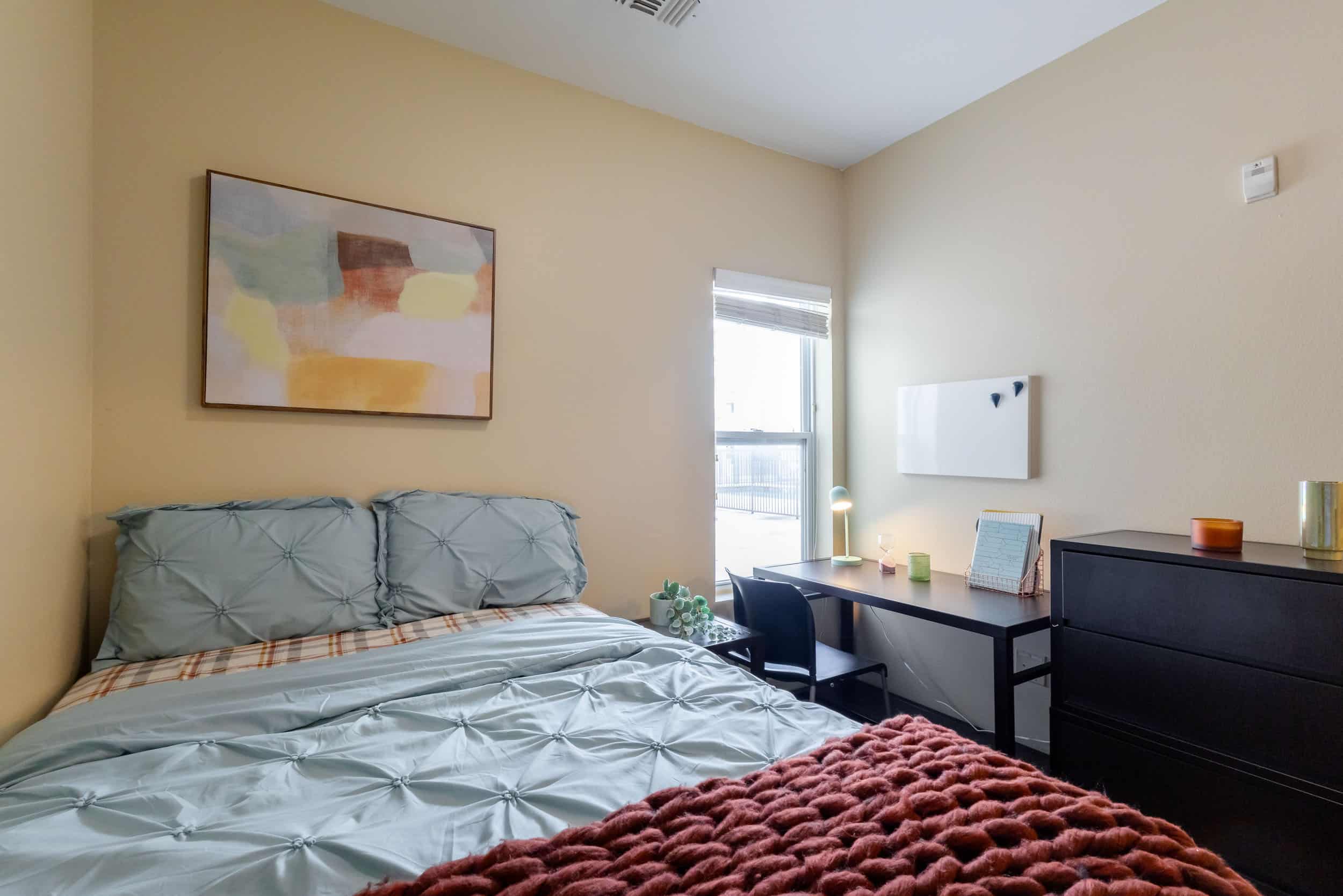 24-longview-apartments-near-university-of-texas-at-austin-bedroom-and-desk