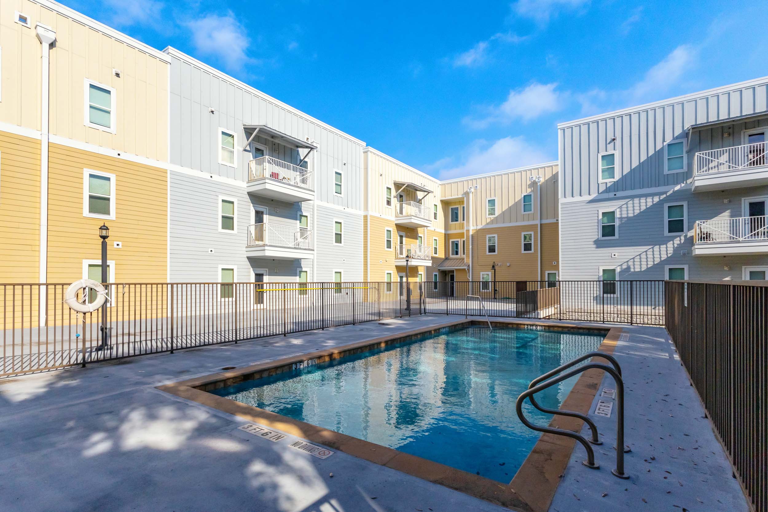 24-longview-apartments-near-university-of-texas-at-austin-courtyard-pool