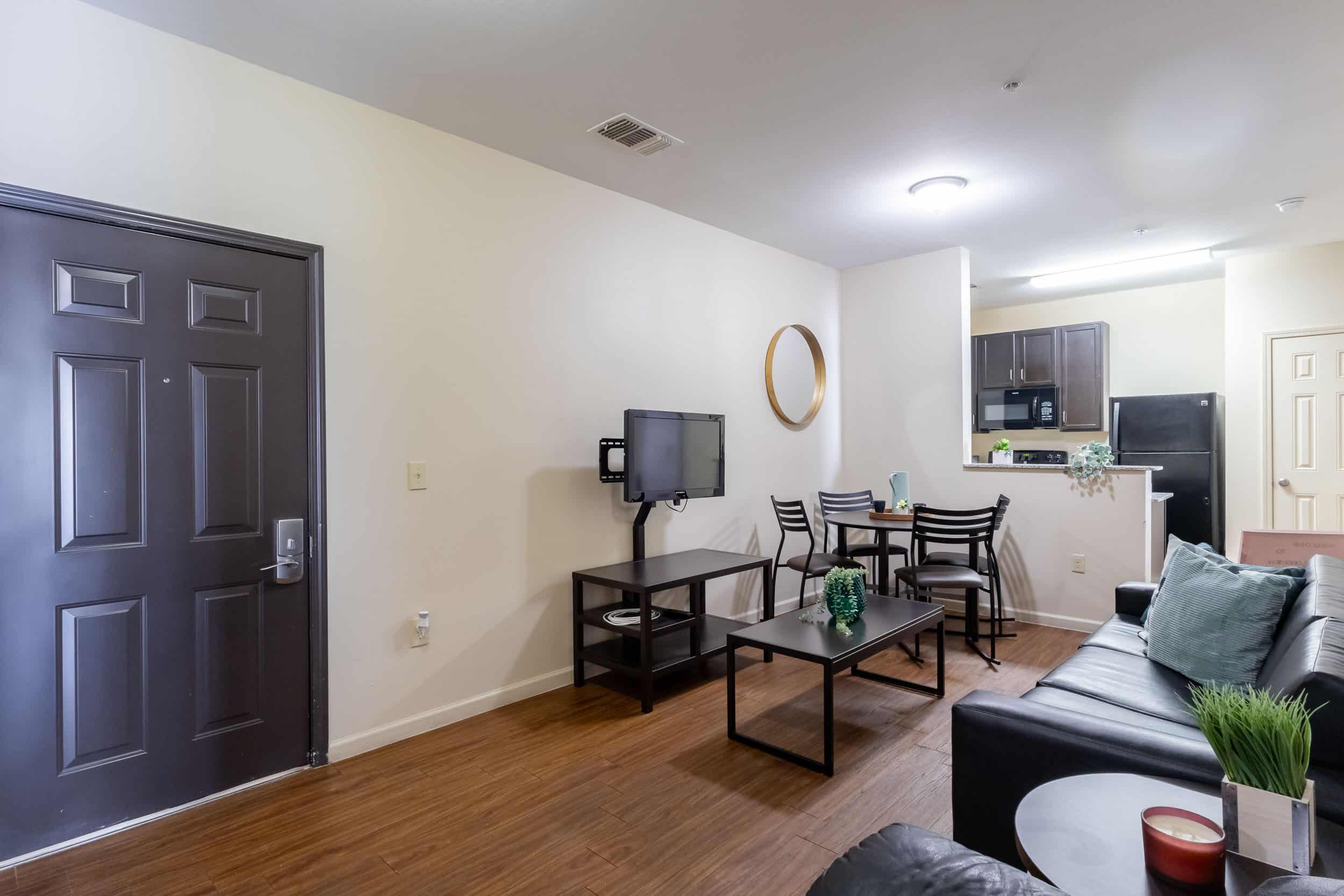 24-longview-apartments-near-university-of-texas-at-austin-open-living-room