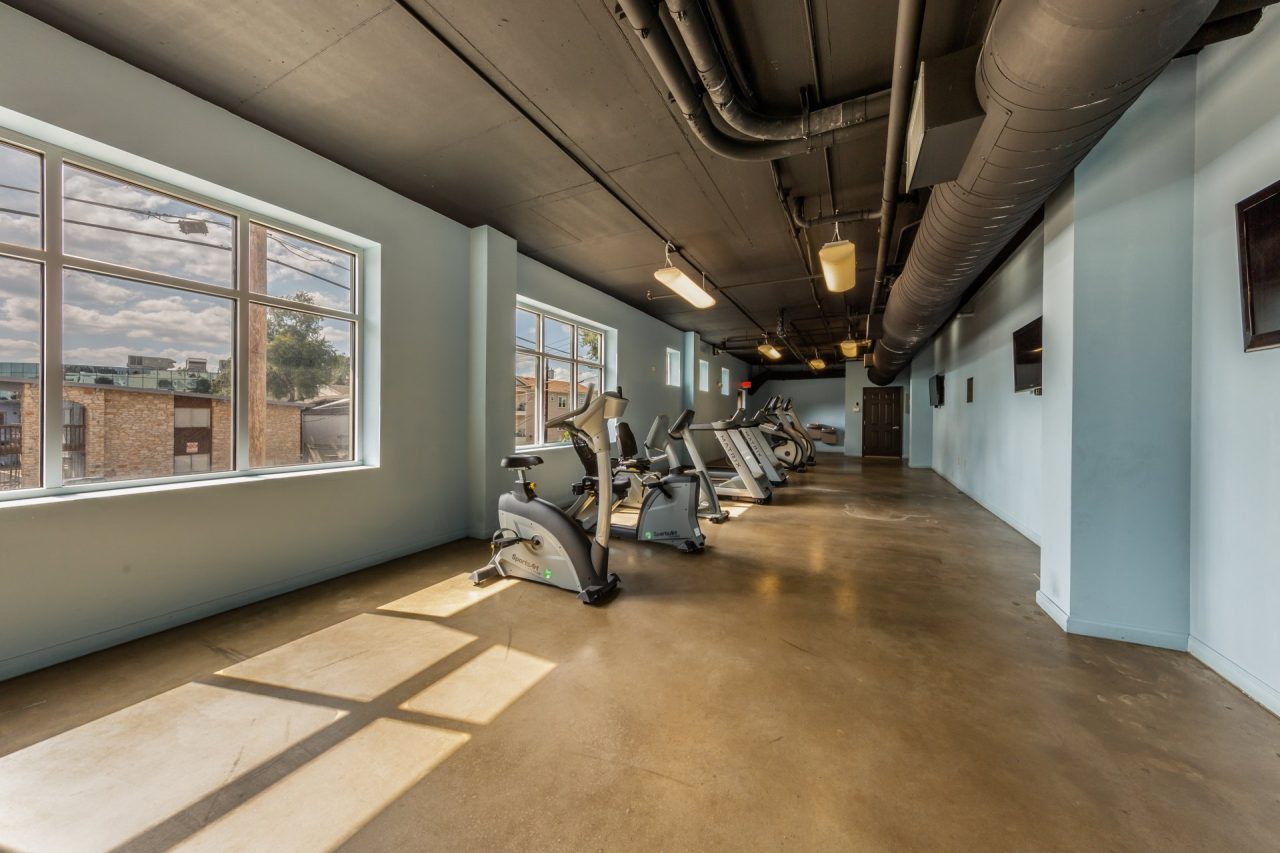 24-longview-apartments-near-university-of-texas-at-austin-cardio-gym