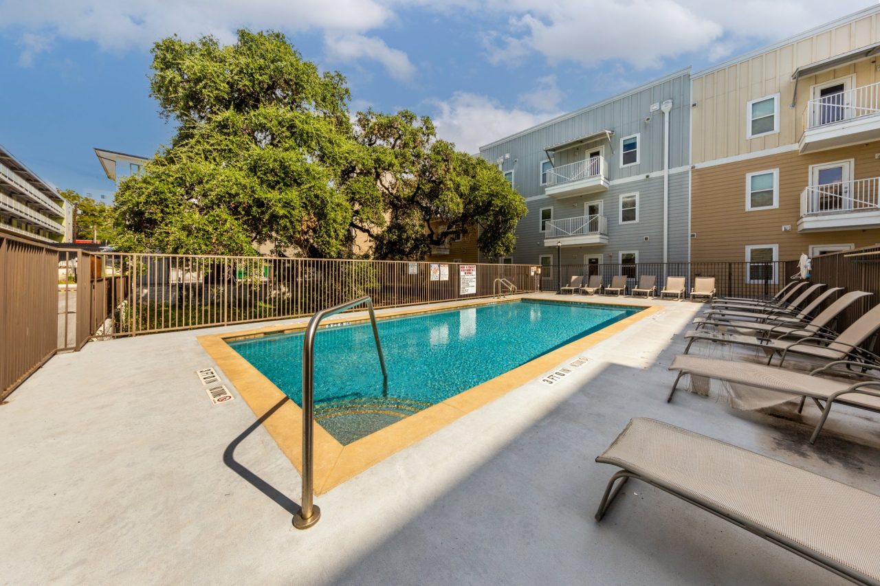 24-longview-apartments-near-university-of-texas-at-austin-courtyard-pool-lounge-seating