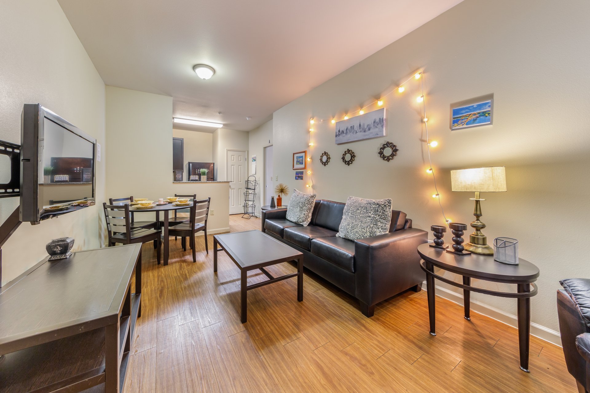 24-longview-apartments-near-university-of-texas-at-austin-fully-furnished-living-room
