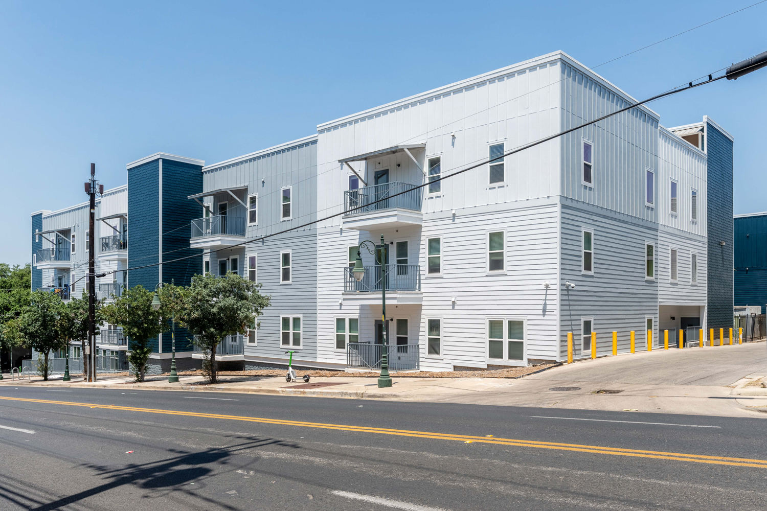 24-longview-apartments-near-ut-austin-building-exterior