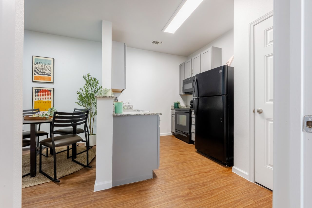 24-longview-apartments-near-ut-austin-dining-area-and-kitchen