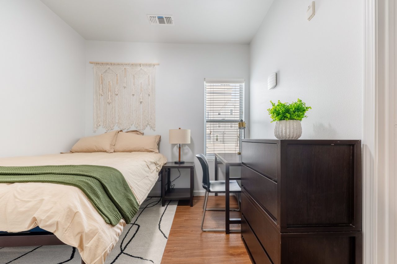 24-longview-apartments-near-ut-austin-fully-furnished-bedroom