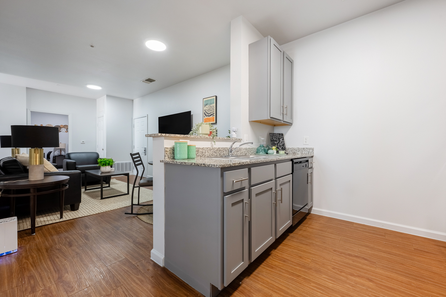24-longview-apartments-near-ut-austin-kitchen