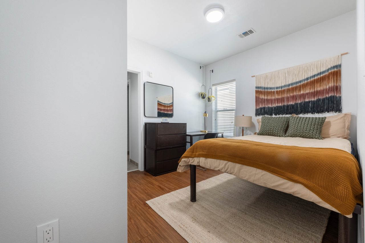 24-longview-apartments-near-ut-austin-private-bedroom