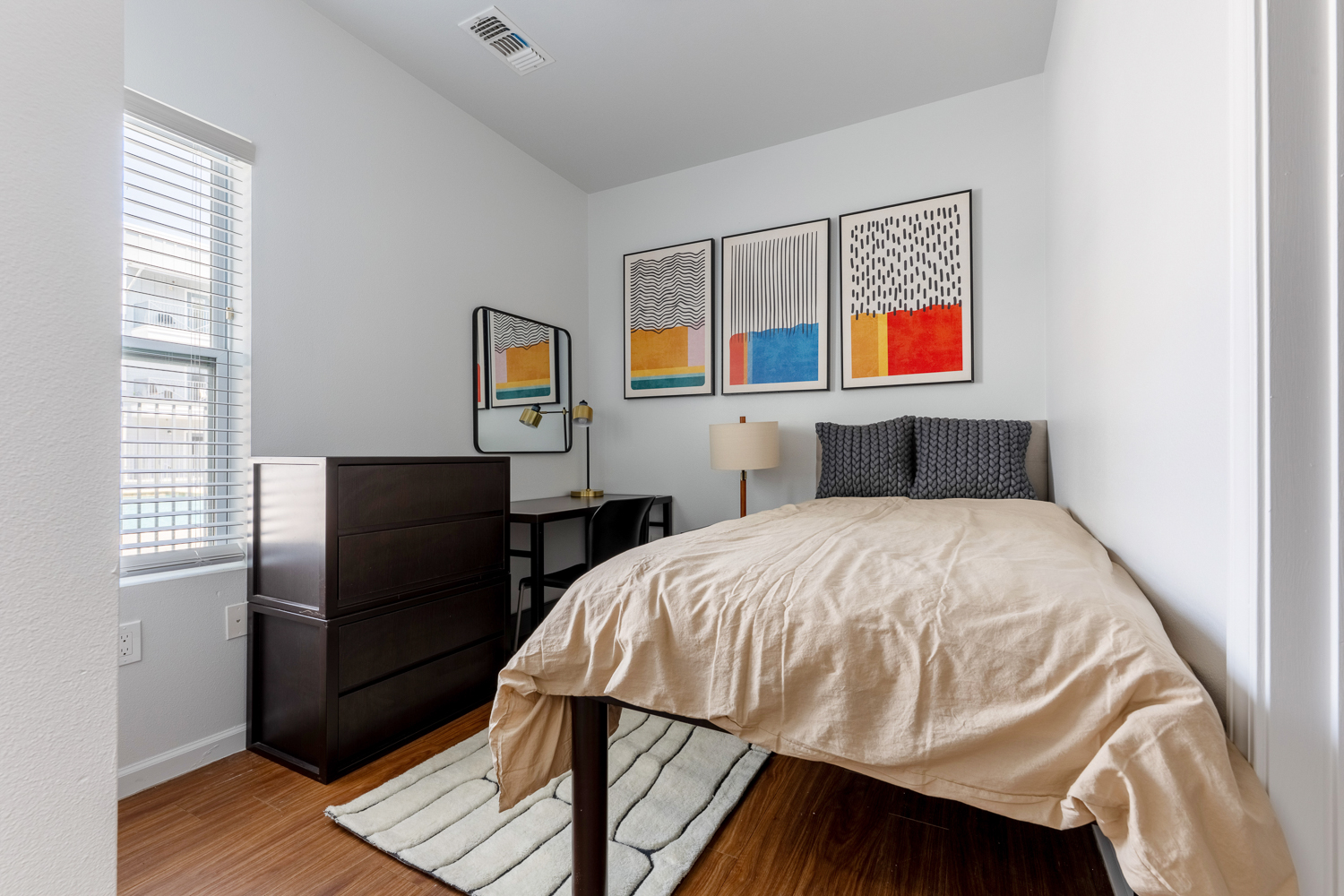 24-longview-apartments-near-ut-austin-private-fully-furnished-bedroom